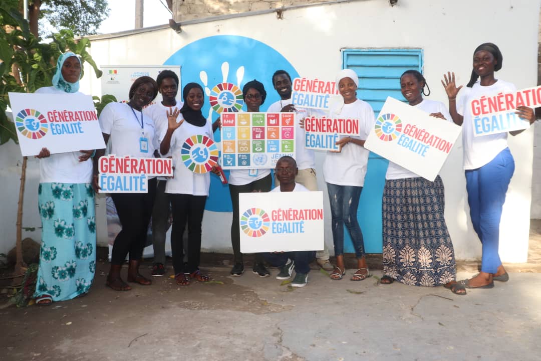 DECLICsud's tweet photo. Top c'est partie...
Tous ensemble pour clôturer la campagne génération égalité le mercredi 30 juin  15h à  DECLIC 
@unicefsenegal @OulimataSarr @ONUFemmes @DiopKhadyYama1 @diack_amy 
#GenerationEquality 
#declicsud   
#kebetu 
#Jaly https://t.co/QxpQhUUWQX