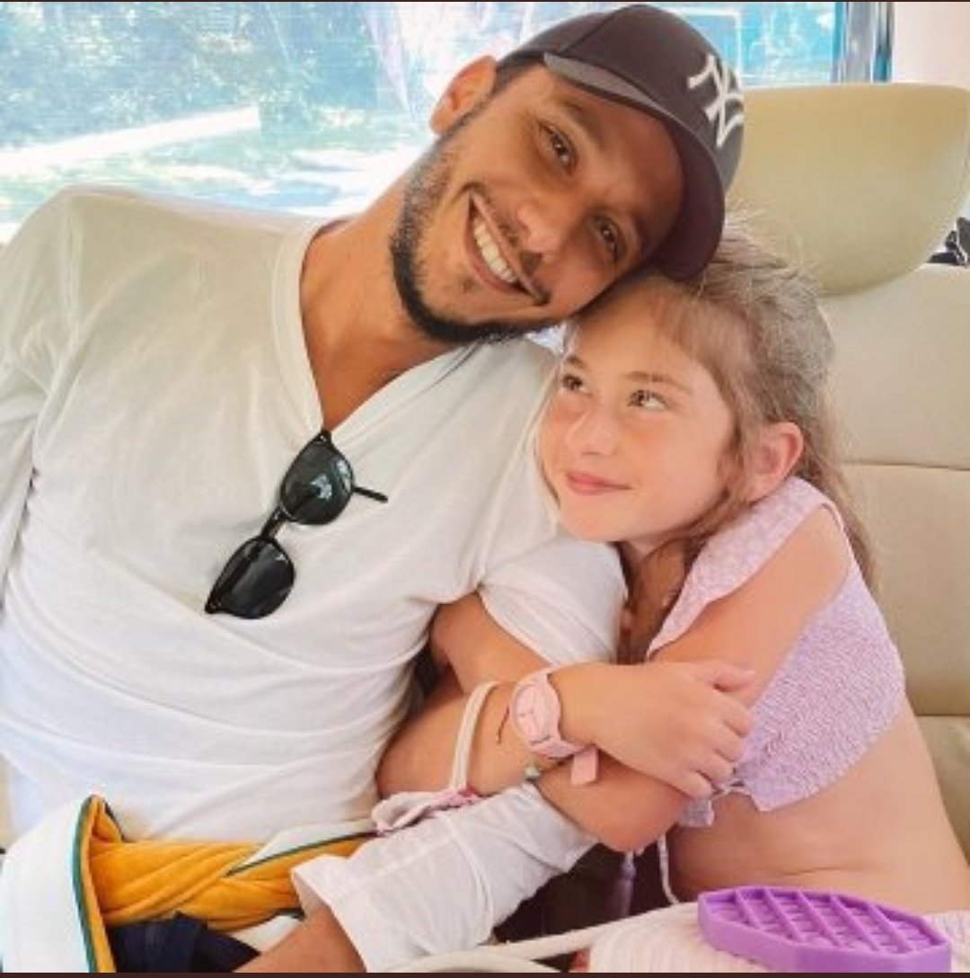 Şu küçücük kız bile şu an bir bavul dolara sarıldığını sanıyor! Helal sana reis.. büyüksün!
#seymasubasi