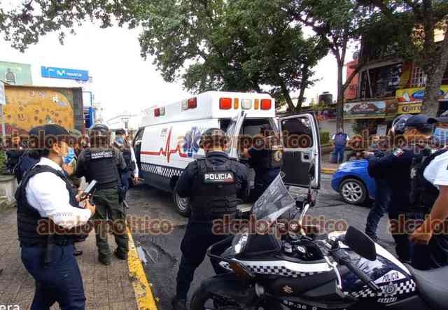 #NoticiasAlCalor 🔥|| En #Xalapa, un joven de aproximadamente 30 años de edad pretendía arrojarse del Puente Xallitic, aunque finalmente no lo hizo. Paramédicos y elementos de la Secretaría de Seguridad Pública llegaron para atenderlo.
#ChécaloEnAlCalor