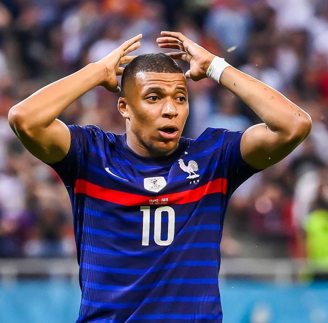 3TIEMPO's tweet photo. Kylian Mbappé se despide de ésta edición de la Euro sin haber anotado un gol😐⚽🇫🇷

Hoy ante Suiza, falló el 5to penal...

¿Es el jugador decepción del torneo?🤔😟

RT🔃:Sí
Like❤:No https://t.co/fyXugMJla8