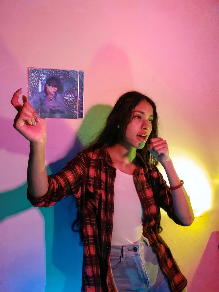 Jenniferbalhm's tweet photo. Admiro tanto a @soyalannavarro desde hace más de 7años,  la vibra que deja en el escenario es maravillosa y con su nuevo sencillo THE BLEACHERS me hace bailar en cada segundo de ella haciéndome sentir realmente que somos dueños de la nueva era🧡
@VengaLaAlegria 
#AlanNavarroEnVLA https://t.co/pVmf640mY1