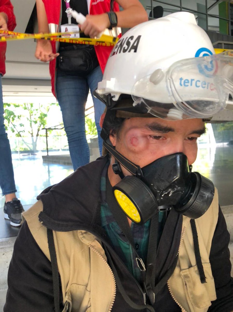 Jahfrann's tweet photo. En Medellín, parte del equipo de prensa de @Tercer_Canal es atacado por agentes del ESMAD. Rechazamos contundentemente estas accciones sistemáticas. https://t.co/RgSGCSLf90