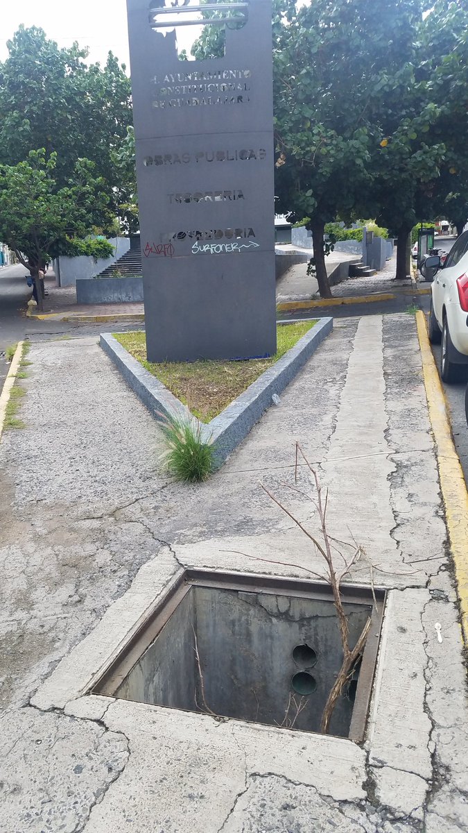 gdlapie's tweet photo. ¡Precaución! 🚶

Ya ni la friegan, enfrente de las oficinas de Obras Públicas del @GuadalajaraGob se encuentra este registro destapado sobre la banqueta y que ponen en riesgo a los peatones. https://t.co/aCwVCijoL8