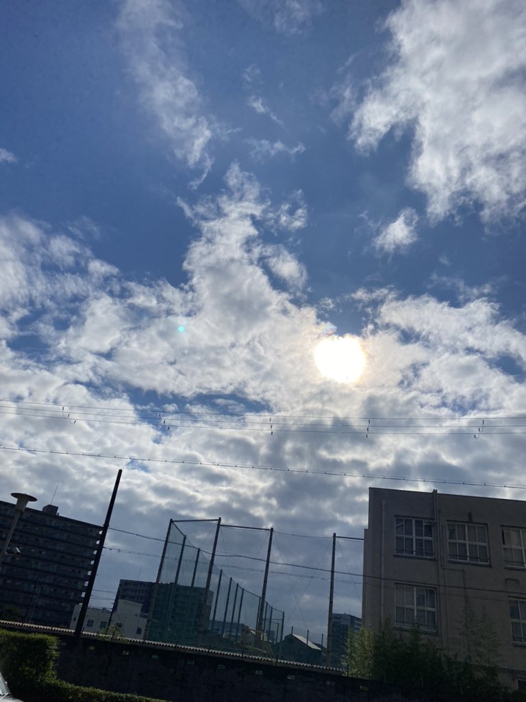 8chikamu's tweet photo. おはようございます☀
朝方降っていた雨も止み
晴れた大阪の　#イマソラ
今朝はアラームが鳴る前に目が覚めた
身体も軽い
なんでかな？って考えたら
やっぱり夜ご飯は少な目にし、ストレッチもやった
今日の夜も少な目にしてストレッチして人体実験してみようと思う😊 https://t.co/bEXuREdJN7