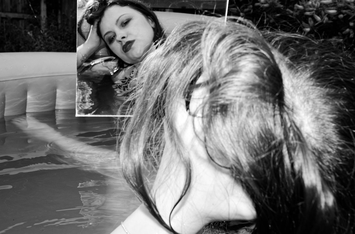 Visualtheatrics's tweet photo. When i rethought my best shot of yhe week it was meant to be this...the vanity of being in a mirror and how a camera can glorify or horrify depending on you... #fsprintmonday #Sharemondays2021 #photography #freeyourstory #keepitbreif https://t.co/dIiVz3KU7o