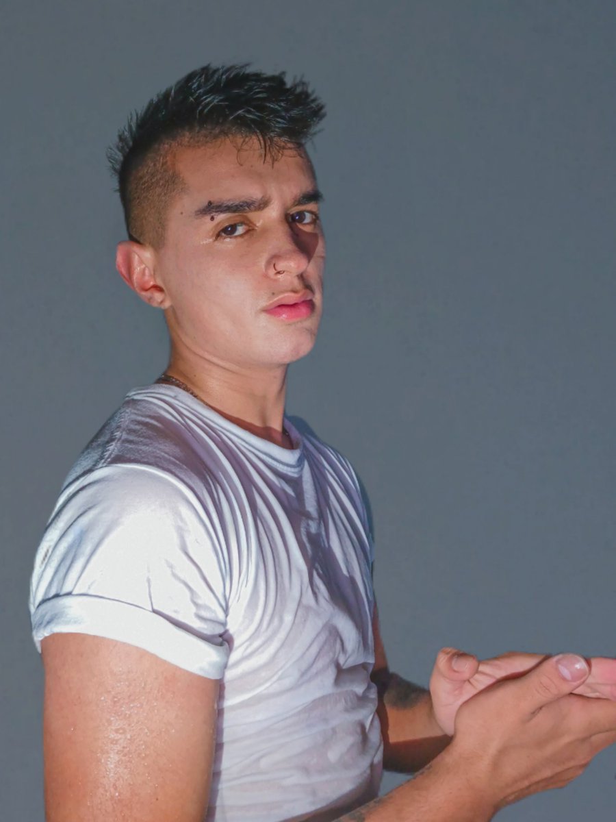 Juanvid0's tweet photo. Me gusta como bajas, como gota de sudor 😈🥵 https://t.co/MSSlZDUZGp