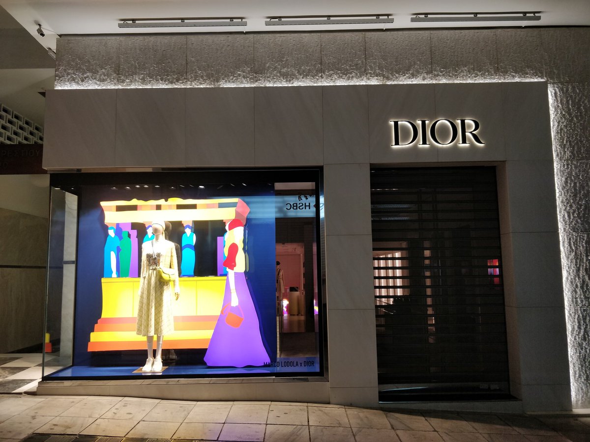 agnitha7's tweet photo. #nightwalk #voukourestiou #kolonaki #dior #nightphotography #nightlife #reallife #nightview #mood #heatwave #alwayswithpride #pridemonth https://t.co/3mL4XYRWnV