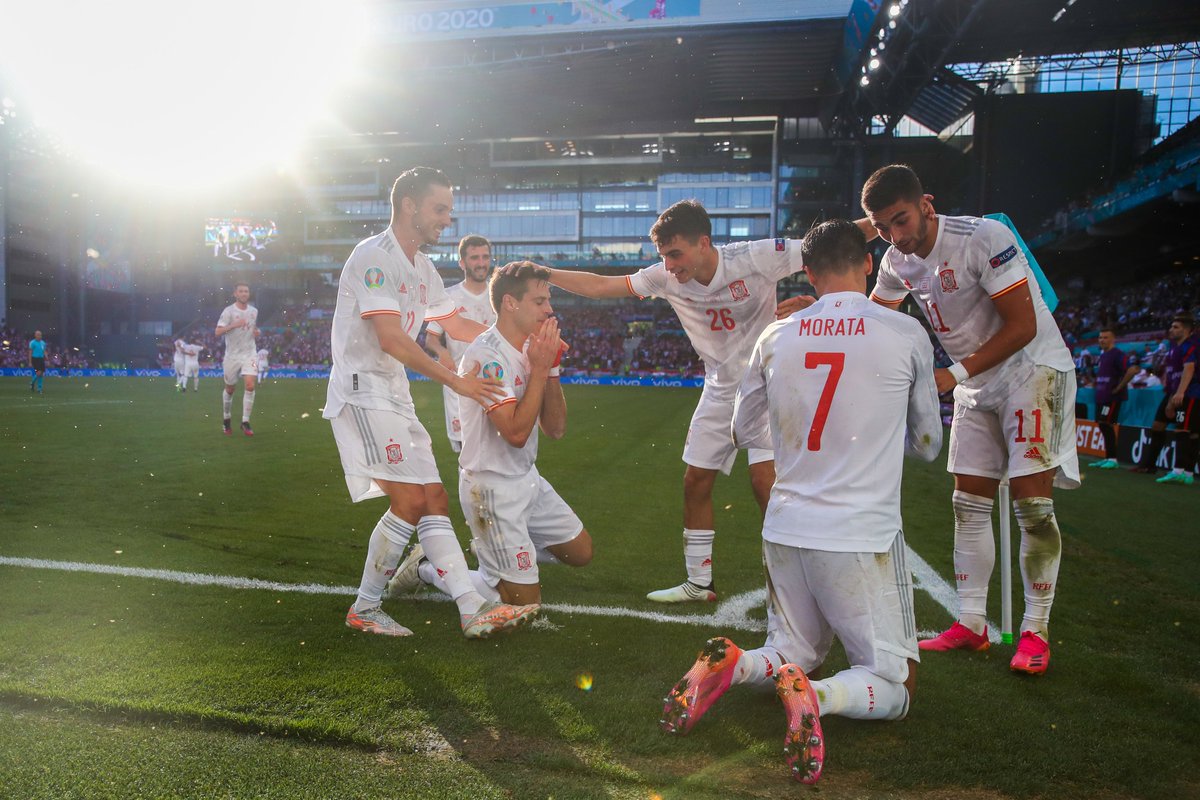 SEFutbol's tweet photo. 📸 Nos vamos a la cama recordando momentos que ya son inolvidables.

😴 ¡¡BUENAS NOCHES!!

#SomosEspaña 
#EURO2020 https://t.co/iUbarYFaom