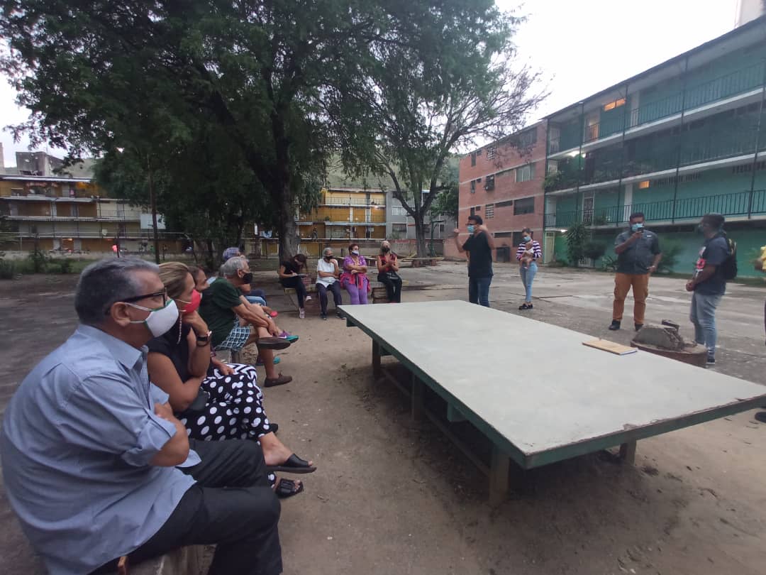 JhanderDelgado's tweet photo. Con @FederAlvarez en Sector 2 de Las Mercedes conversando con los vecinos. Todos convencidos que la unidad es fundamental para seguir avanzando, unidos con FederAlvarez. https://t.co/YNba7nqF7q