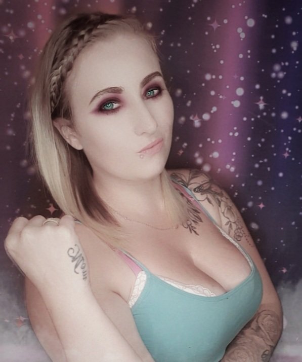 Nikki_coco26's tweet photo. 🥰💞👑 #selfie #blueeyedgirl #girlwithink #inkedgirl #tattoos https://t.co/OfJ1EneVpZ