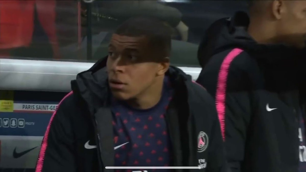 Azorbie's tweet image. Mbappé qui se rend compte qu’on lui parlait d’aller en quart et pas dans le car #FRASUI #FranceSuisse