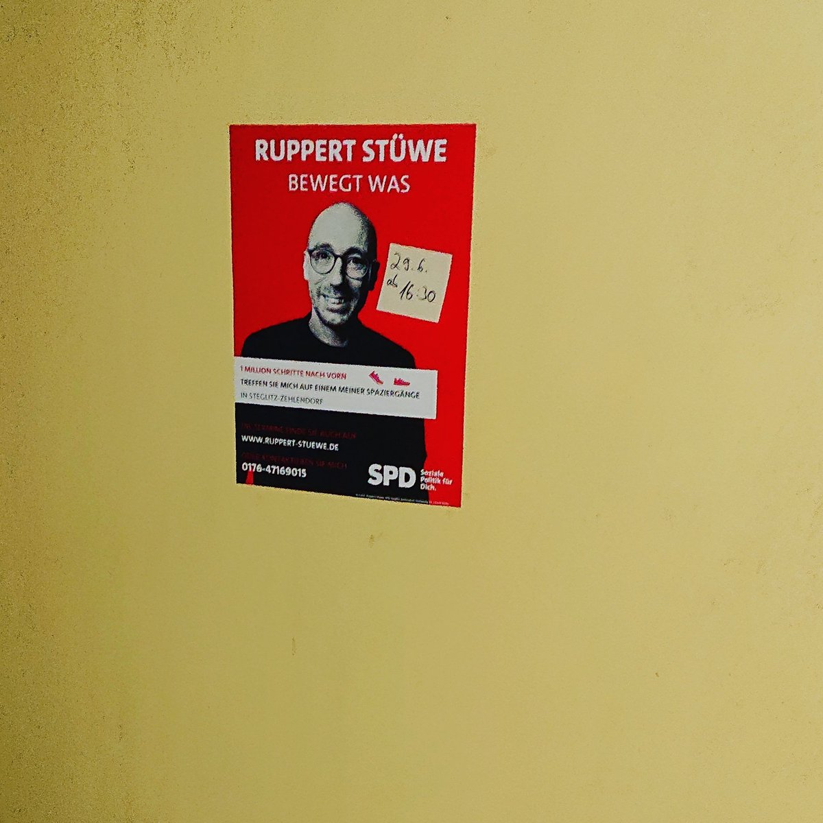 stuewer's tweet photo. Das beste am Wahlkampf? Spazieren gehen! Die #Postsiedlung ist jetzt auf jeden Fall informiert, dass ich vorbei komme. #BewegtWas @spdsuedwest @spdberlin https://t.co/EgLueRsipN