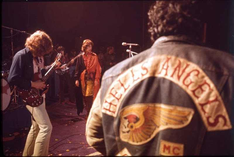 ChurrosyCharros's tweet photo. En 1969 The Rolling Stones se presentó en un festival que pretendía ser el Woodstock de la costa Oeste. La seguridad estuvo a cargo de los Hells Angels.
Un joven afroamericano (que supuestamente sacó un arma) fue apuñalado por Alan Passaro, un Hell Angel. https://t.co/wAFaLkyHvd