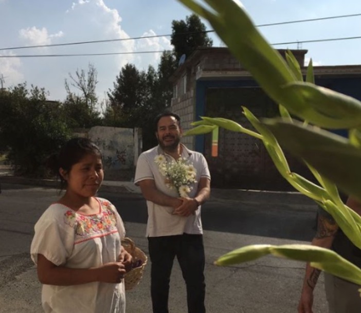 Una tradición que no muere entre los habitantes de Tlaxcala es recibir a los invitados especiales con hermosos collares de flores, en este recibimiento se les entregan además ramos de las mismas flores y simultáneamente hay música de flauta, tambor y baile.