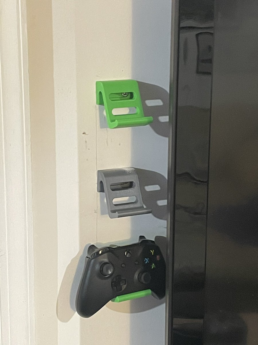 MCHRISP1's tweet image. So my latest #PracticalPrinting project are these nifty Xbox controller mounts. They fit nice and neat behind/to the side of my tv.