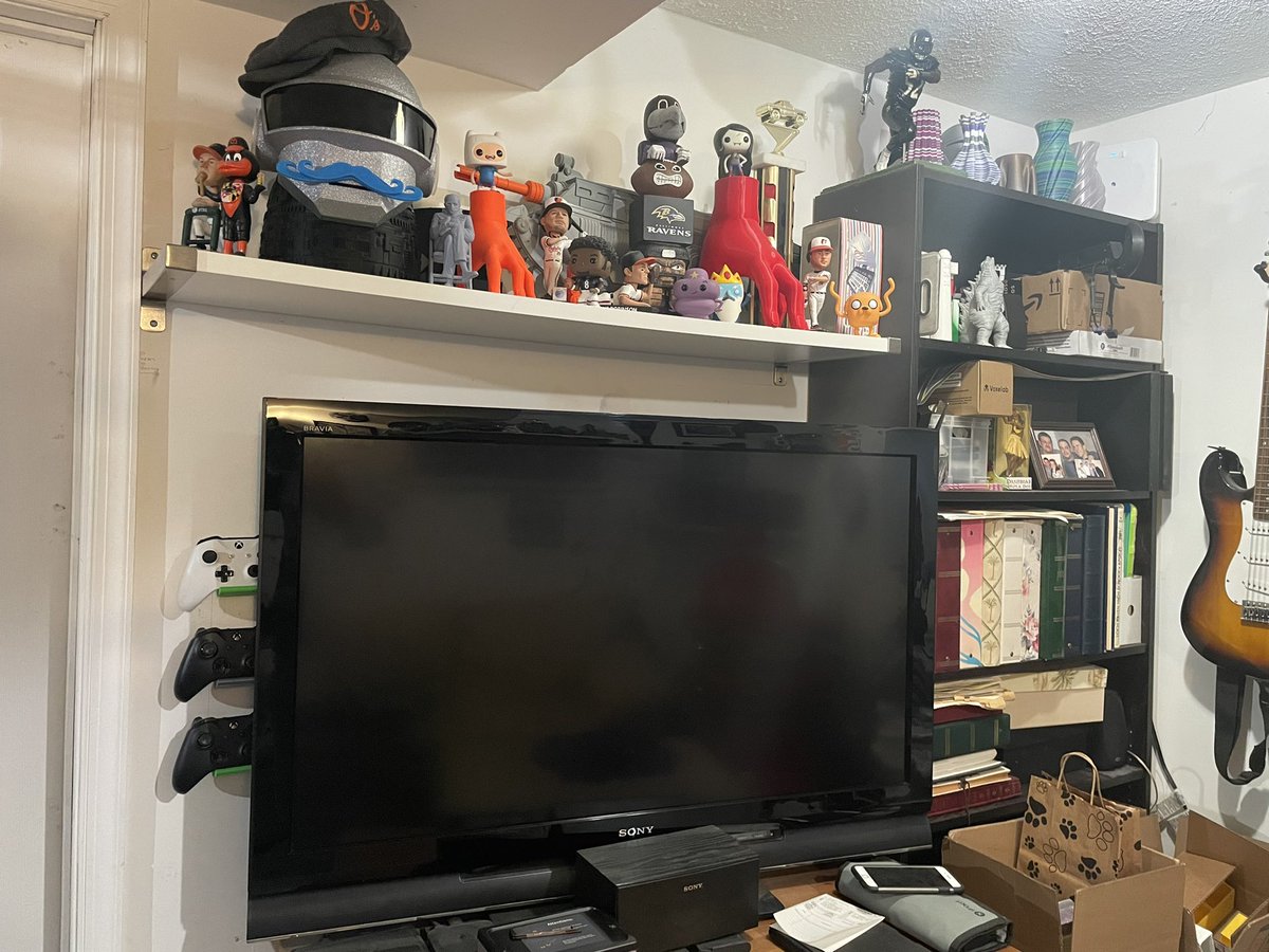 MCHRISP1's tweet image. So my latest #PracticalPrinting project are these nifty Xbox controller mounts. They fit nice and neat behind/to the side of my tv.