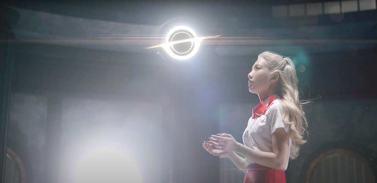 loonaize's tweet photo. Jinsoul reaching up at the end of the mv makes sense in terms of the gravitational blue shift and red shift 
Light escaping a black hole loses energy and becomes red, so that’s why kim lip was there as the black hole gets farther away from her https://t.co/zSDs1XDyPA