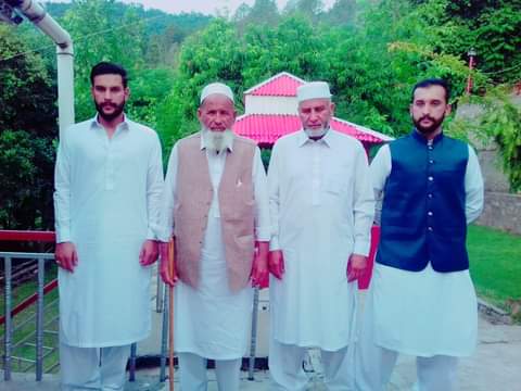 راجہ جنت حسین کیانی اپنے بیٹے اشتیاق حسین کیانی اور دیگر فیملی ممبر کے ساتھ وفات سے ایک ماہ قبل