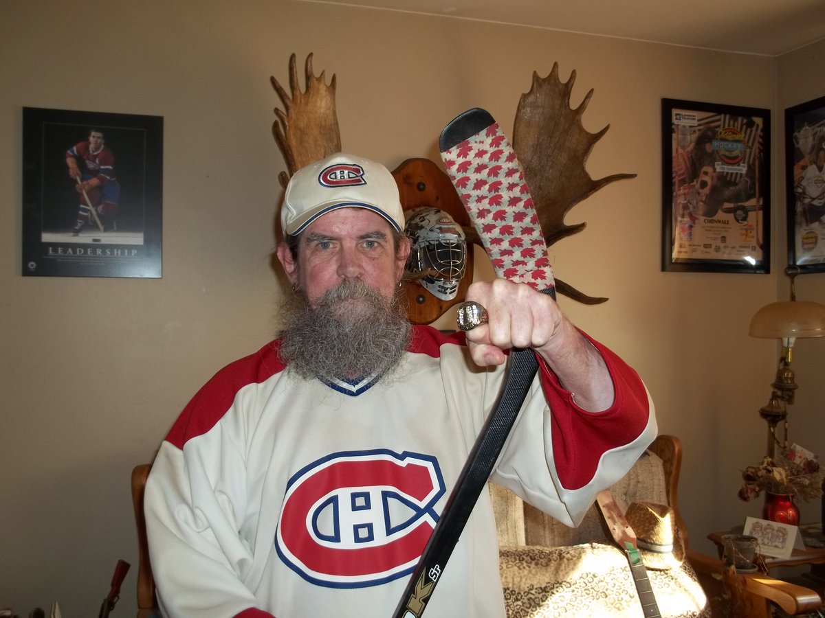 Studio420Ben's tweet photo. #GoHabsGo #Studio420 just hung the front door flag ππ₯π₯
πΊππ¨π¦
#AllTheWayTo25 https://t.co/1lUtWMK9uc