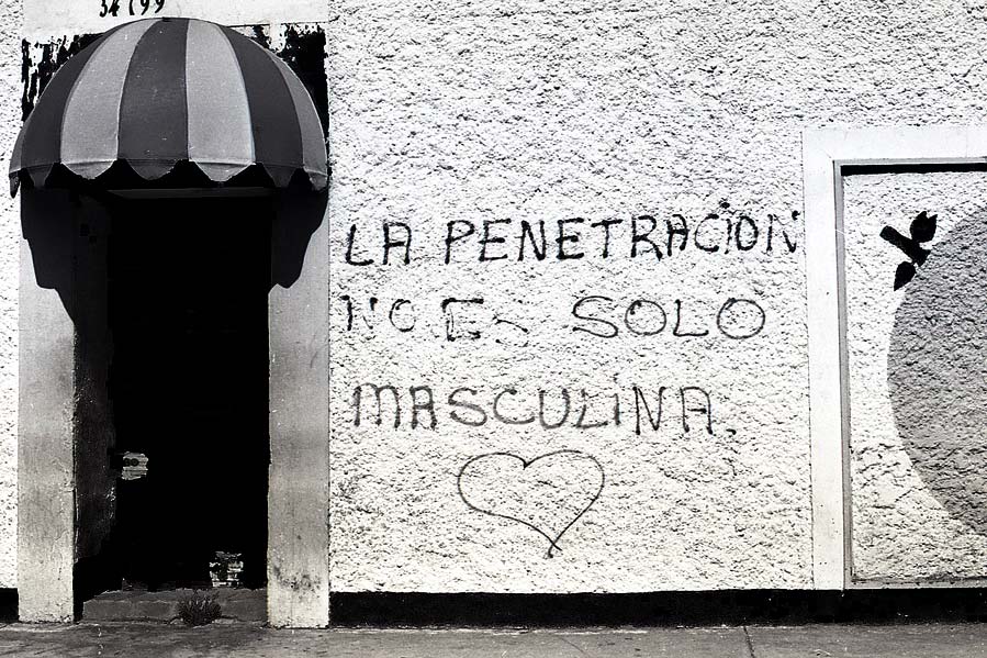 UniversoCentro's tweet photo. En #ArchivoRestaurado traemos la historia de un grupo de muchachos de Medellín que, a finales de los 70 y muy influenciados por Foucault, decidieron salir a llenar las paredes de nuestra pacata ciudad con grafitis buscapleitos.

Los rebeldes setenteros
https://t.co/L0J3VCoDXH https://t.co/BilhpR8fC5