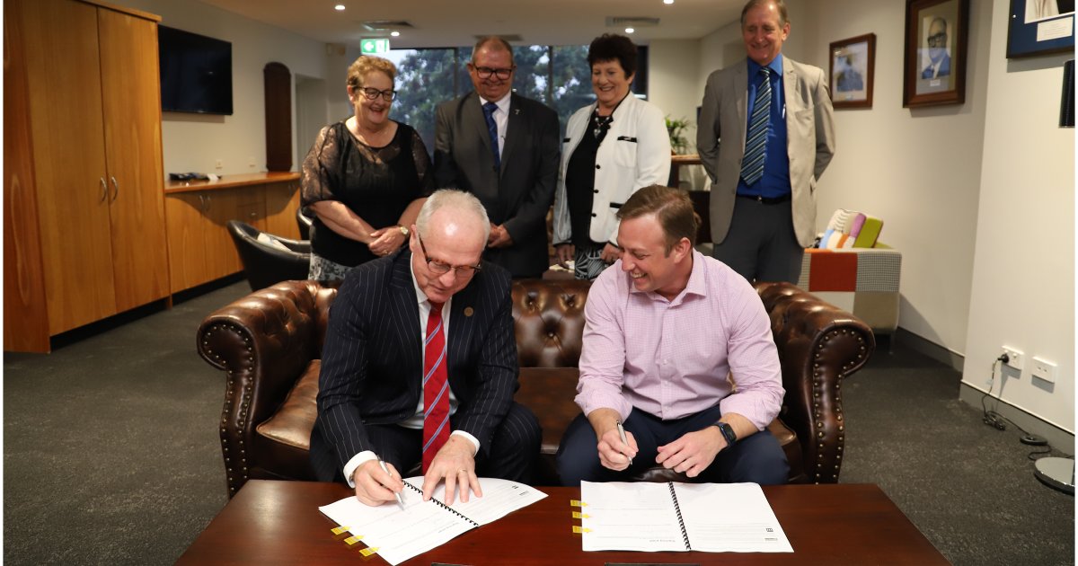 lgfocusau's tweet photo. Qld Deputy Premier and Minister for Local Government, Steven Miles and @LGAQ President, Mayor Mark Jamieson have signed the Rural and Remote Councils Compact, pledging to amplify the voice of these communities on the State Government stage. https://t.co/noYoBPHA4a https://t.co/xXwcPUBW7v