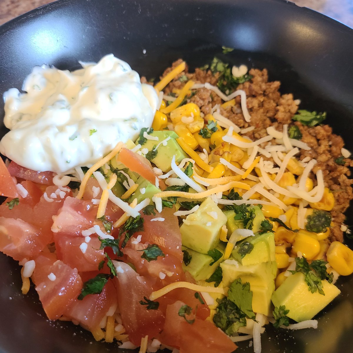 reluctanthmmkr's tweet photo. Lime cilantro rice bowl with beef, avocado, tomatoes, roasted corn, cheddar, pico de gallo and cilantro crema. 😋 #buddhabowl #ricebowls #southweststyle #easydinner #thereluctanthomemaker https://t.co/tDBA4Ec5St