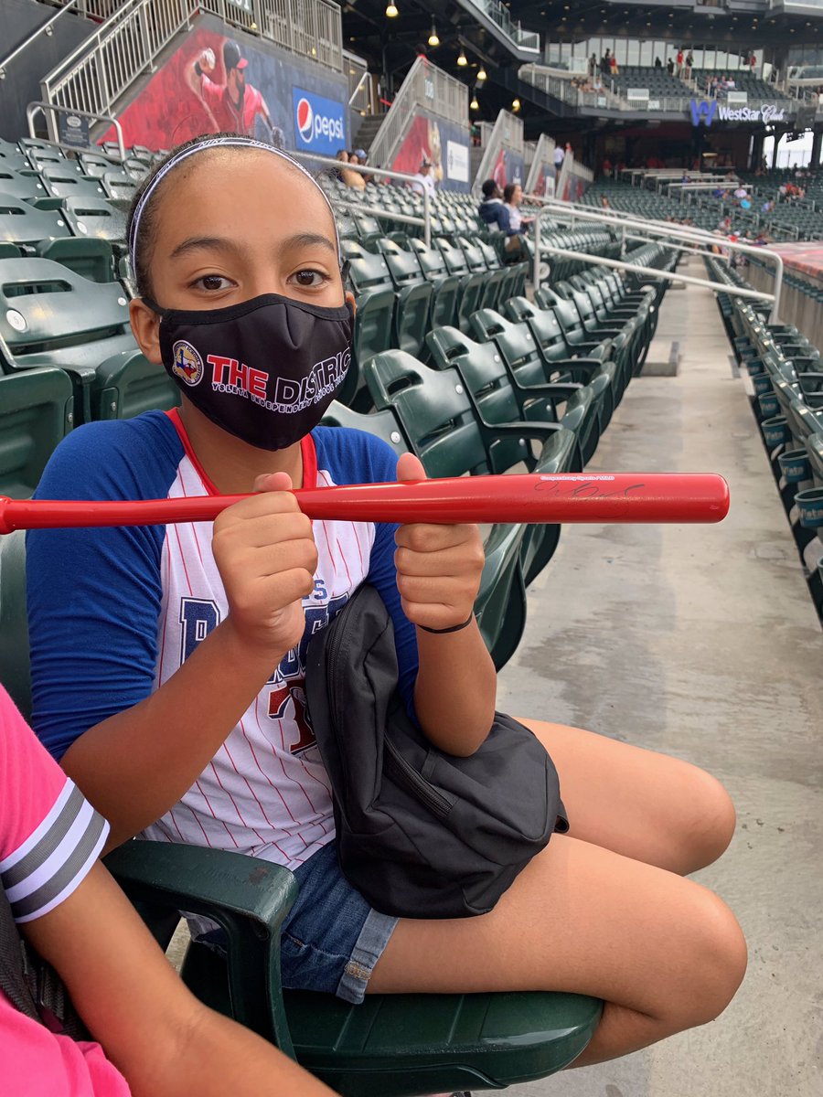 EDGESlib's tweet photo. Woo Hoo! Bluebonnet Club TEAM member used her Chihuahua ticket! Thank you, @epchihuahuas , for the Golden Ticket and supporting our students! #PaysToRead @YsletaISD @YISDLibServices @catherinedoc12 @YvetteS1999 @_IreneAhumada @melbelle87_lara @BrendaChR1 https://t.co/pbHB20vZqQ