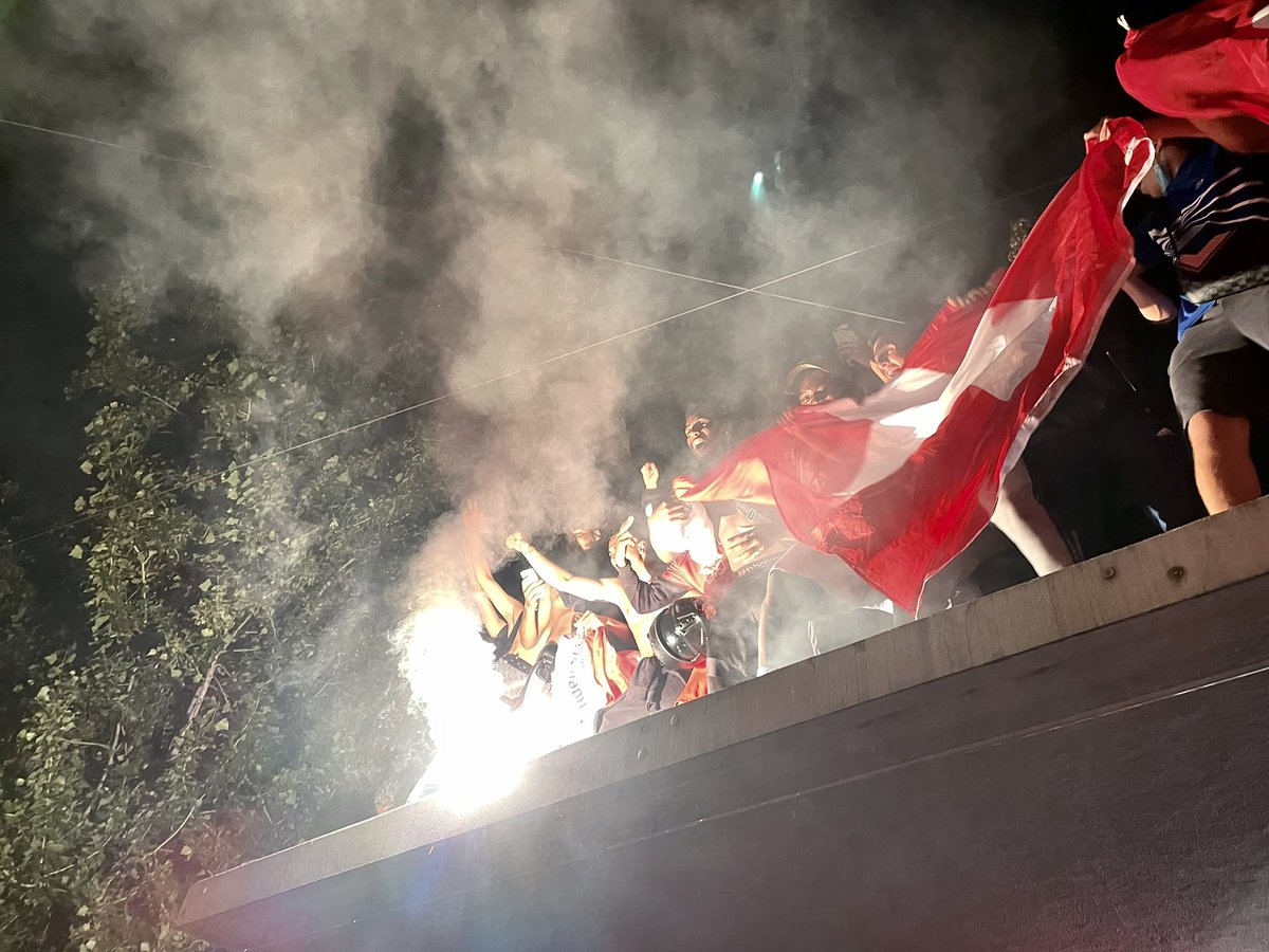 GrenAvery's tweet photo. Ok. On va sûrement pas finir Champion d’Europe, on a certainement pas l’équipe la plus séduisante du tournoi. Mais ce soir, laissez-nous kiffer notre victoire à l’arrachée contre la #FRA, Championne du Monde en Titre. EN ROUTE POUR LES QUARTS DE FINALES LES GARS!! #SUI #EURO2020 https://t.co/vWCnRRFuVu