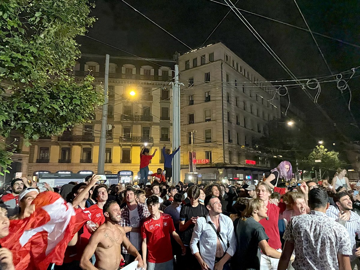 GrenAvery's tweet photo. Ok. On va sûrement pas finir Champion d’Europe, on a certainement pas l’équipe la plus séduisante du tournoi. Mais ce soir, laissez-nous kiffer notre victoire à l’arrachée contre la #FRA, Championne du Monde en Titre. EN ROUTE POUR LES QUARTS DE FINALES LES GARS!! #SUI #EURO2020 https://t.co/vWCnRRFuVu