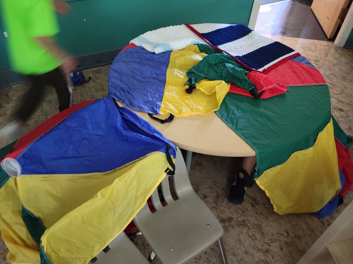drbs_labrec's tweet photo. BLANKET FORT DAY! ⛺⛺⛺ #teamworkmakesthedreamwork #joy #secondlastdayofschool #itsprettyhot #smilesallday @glendalemacdon1 https://t.co/6UcUDMoGZ1