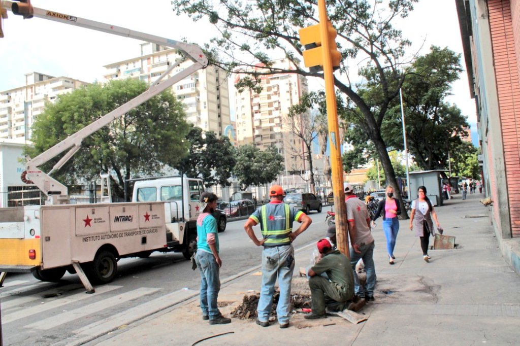 ErikaPSUV's tweet photo. ¡El Plan de Mantenimiento y Modernización de Semáforos llega a la Av. San Martín!
Son más de 500 semáforos que se han modernizado en 21 avenidas de Caracas.
El trabajo disciplinado y constante no se detiene para ofrecer a las familias caraqueñas una ciudad transitable y segura. https://t.co/SjjDzjir1J
