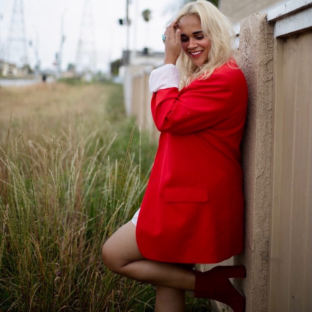 iamtaylorvon's tweet photo. Happy Monday !! My new EP drops this Friday ! ✨✨newwwww music 🎵 https://t.co/AKbUF5Dpw2