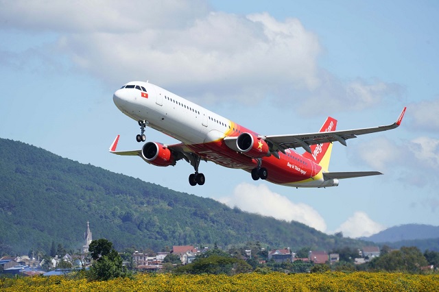VnBizReview's tweet photo. Vietjet Air to sell shares equivalent to as much as 15% chartered capital
Link: https://t.co/S2K6qsV1iy https://t.co/KqxJUEvbO1