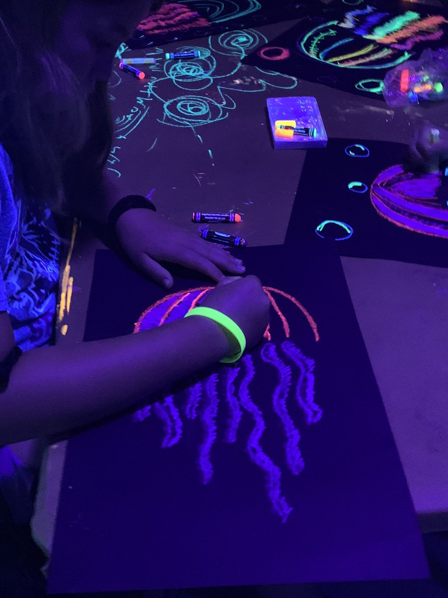 gakroenke's tweet image. 💚🧡💛 These glowin’ jellyfish! Did you know that there really are jellyfish that can glow? They are called Aequorea jellies &amp;amp; they glow with a bioluminescent protein. The things we learn @Sequiota #spsartworks #spsexplore