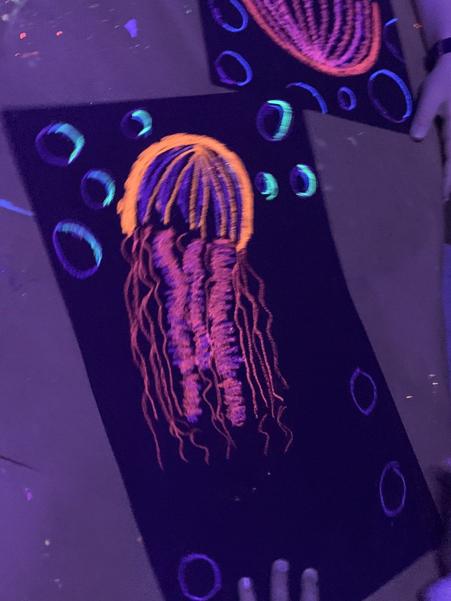 gakroenke's tweet image. 💚🧡💛 These glowin’ jellyfish! Did you know that there really are jellyfish that can glow? They are called Aequorea jellies &amp;amp; they glow with a bioluminescent protein. The things we learn @Sequiota #spsartworks #spsexplore