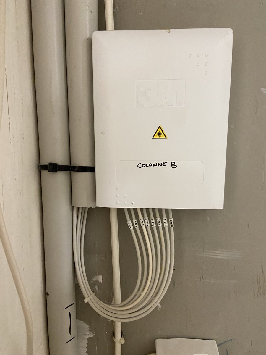 krislapierre's tweet photo. @SFR_SAV @SFR_SAV  Bonjour ça ne serait pas un boîtier #Fibre dans ma résidence svp ? https://t.co/xvldZ61ork