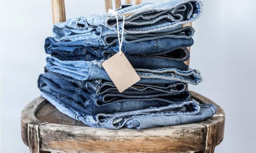 Vitogaz's tweet photo. A la veille des #soldes, rappelons que l'industrie de la #mode émet 1,2 milliard de T de #GES /an. Avant d'acheter à petit prix sur un coup de tête, découvrez comment avoir de nouveaux vêtements de façon + responsable ⬇🌍♻
#stopfastfashion #modedurable https://t.co/lnAGMMBA0z https://t.co/bUMjCyyHU5