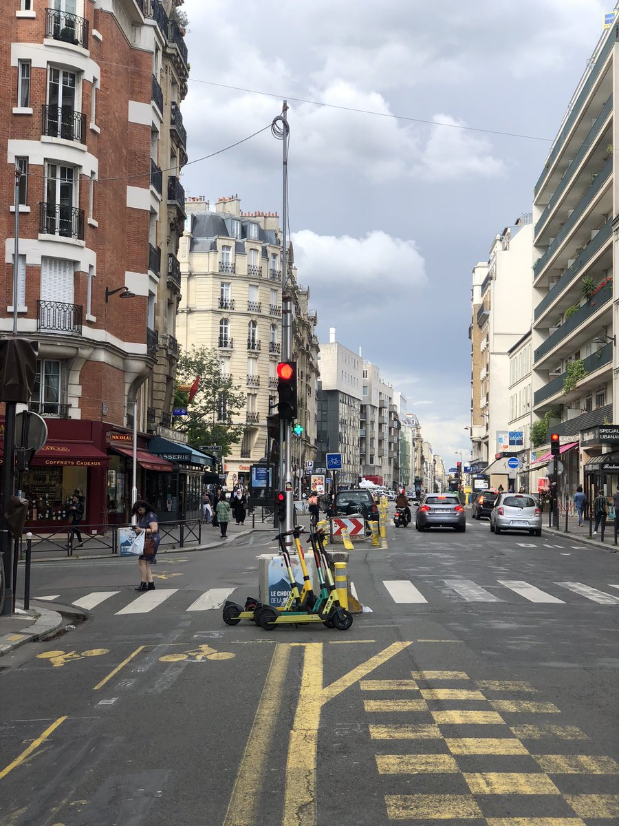 EricKLein_'s tweet photo. C’est la désolation le long de la coronapiste de la rue de Vaugirard. Des panneaux menacent de s’effondrer sur les passants, des blocs de bétons sont éparpillés sur la chaussée … #saccageparis https://t.co/x9sgo2mjUt