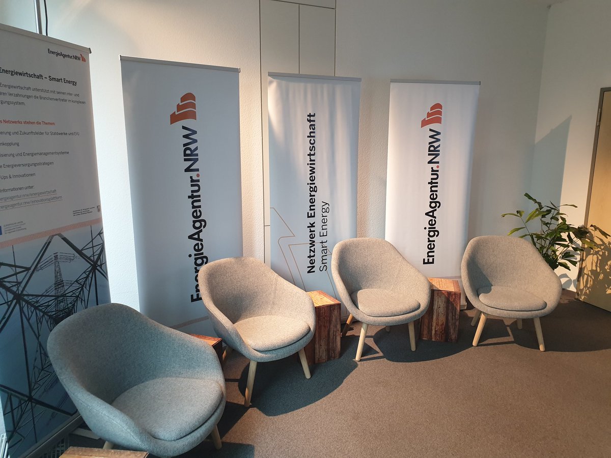 MWinter_1's tweet photo. Um 9 Uhr beginnt unsere Jahrestagung Energiewirtschaft "#Stadtwerke/#EVU 2030 - was wird, was bleibt?" der @EANRW u.a. mit @ch_dammermann, @BETAachen, @Next_Kraftwerke, @bdew_nrw.  Programm und Anmeldung hier: https://t.co/ukOJsKhjg6 https://t.co/bWNtzDYpBa