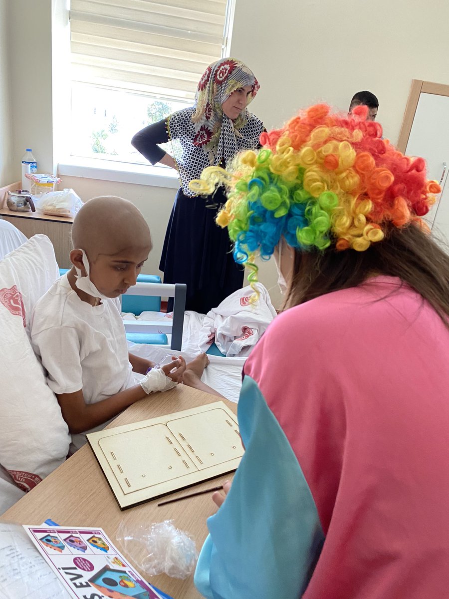 Rabialisanoglu's tweet photo. Harran üniversitesi hastanesinde ki onkolojı ve hemotolojıdekı ÇOCUKLARIMIZ ile kuş Evı ettkınlıgı gerçekleştirdik @aguzelcicek hocamıza Teşekür ederiz HERŞEY BİR GÜLÜCÜK İCİN ❤️🤡🤡❤️ #sanliurfa https://t.co/aPcWg01XD6