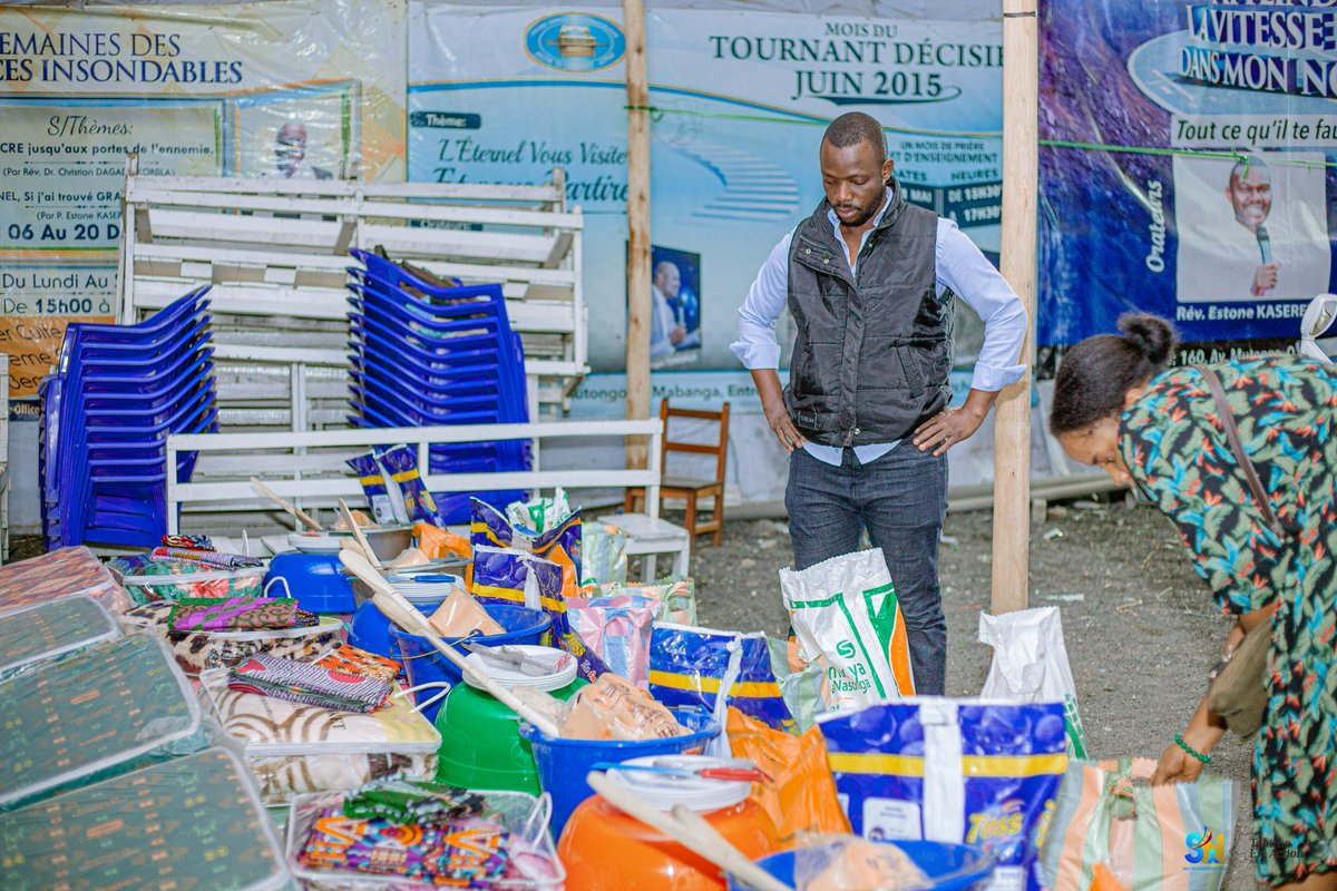 LamikaJoel's tweet photo. #Goma: après avoir allumé nos bougies, nous voici sur terrain avec quelques vivres et non vivres plus une enveloppe pr quelques familles de #Buene. Merci à vous tous d'avoir cru en nous.
Merci sincèrement à la 1ère Dame @DeniseNyakeru, à @MartinFayulu, au Pasteur @Lord_Lombo 1/2 https://t.co/J7ZdgZQpEA