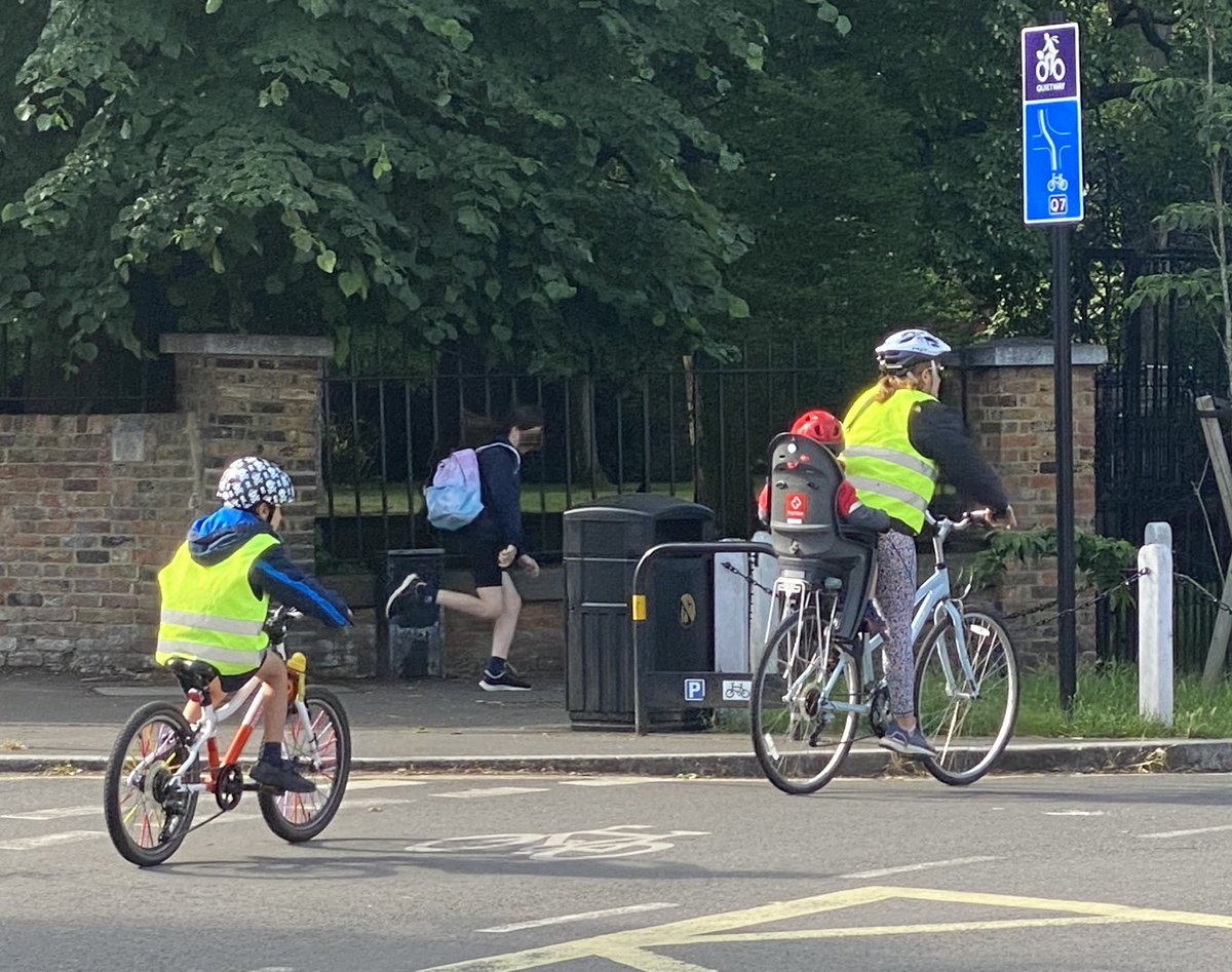 Safe_Routes's tweet photo. This is what the #schoolrun should look like 🎉🎊🥳

Thank you to all the families who #walk #run #cycle #scoot to school 💕👏

Let’s support them by ensuring they have #SafeRoutestoSchool 

🚶🏽🚶🏼‍♀️🏃🏽‍♂️🏃🏿‍♀️🛴🚲🌳💝 https://t.co/fe0gTFRtDi