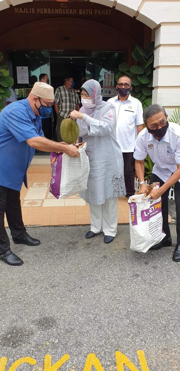 Pelanggar SOP tegar rupanya Rashid Hasnon ni. Dulu pakai mask biru, sekarang dah upgrade mask hitam.

Tahun lepas            Tahun ni