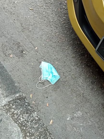 KKMPutrajaya's tweet photo. Jangan buang pelitup muka terpakai di merata-rata tempat. 

Pelitup muka terpakai itu mungkin telah dicemari virus #COVID19 dan mendedahkan risiko jangkitan kepada orang lain. https://t.co/wMnBBcbmwG
