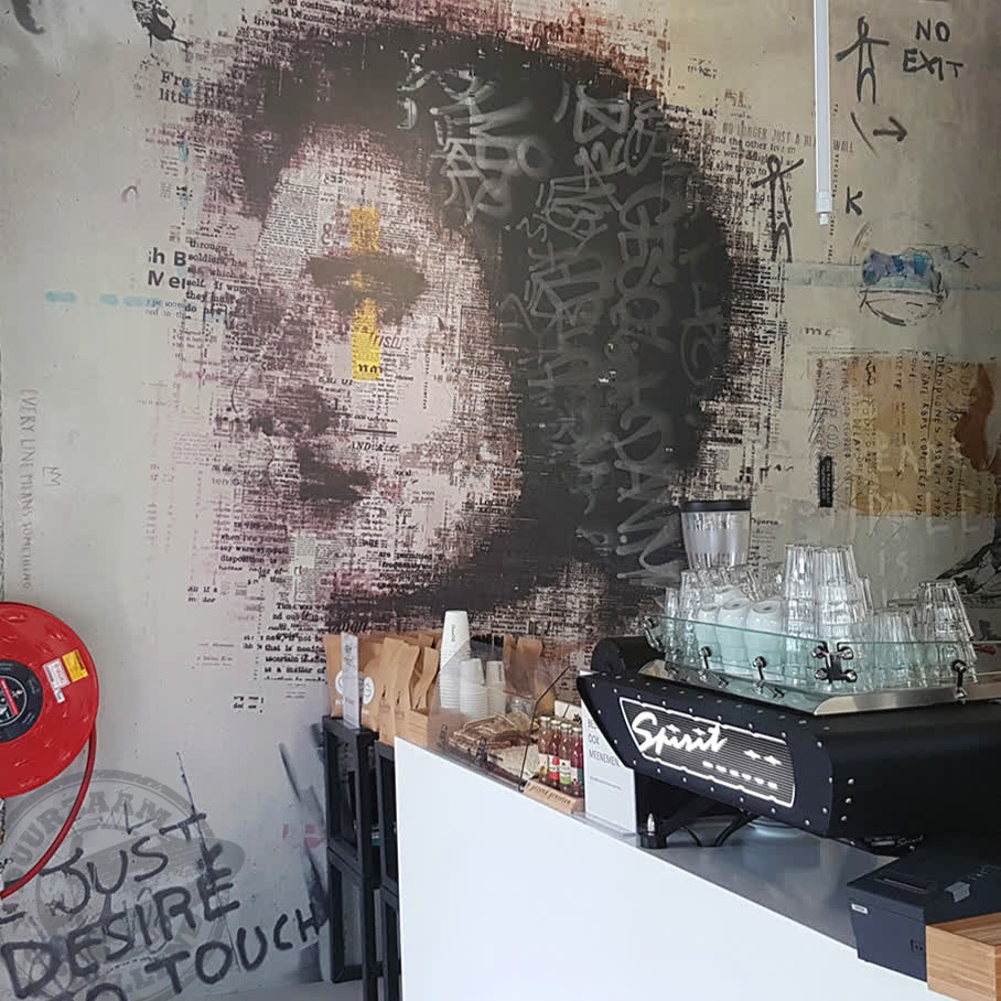 SigncraftNL's tweet image. 🍧Met dit weer vandaag zou je het niet zeggen, maar het is al een week zomer! Tijd voor ambachtelijk ijs. De unieke streetart wandvisuals met industriële jaren 20 look, zitten er bij IJssalon Doppio na jaren nog altijd strak op.