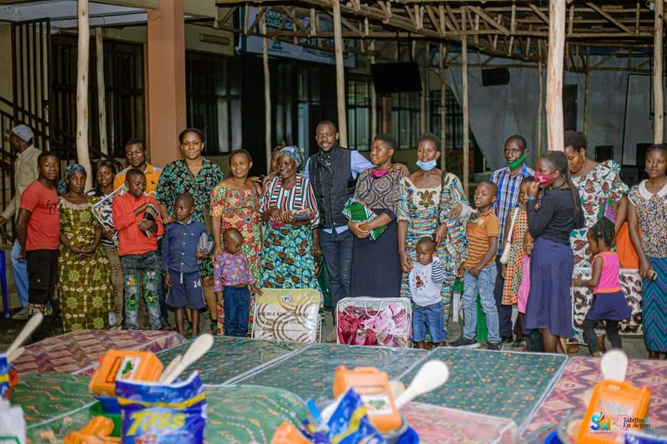 LamikaJoel's tweet photo. #GOMA: action de solidarité en faveur de nos compatriotes de #Buene.
Nous l'avons fait et c'est surtout grâce à vous: @DeniseNyakeru @Carbone_Icone @DidierBudimbu @MartinFayulu @Lord_Lombo #MichelBakenda, #MikeKalambay, @PatrickMuyaya et tant d'autres personnalités.
Merci 🙏 https://t.co/XZbY1BBpMu