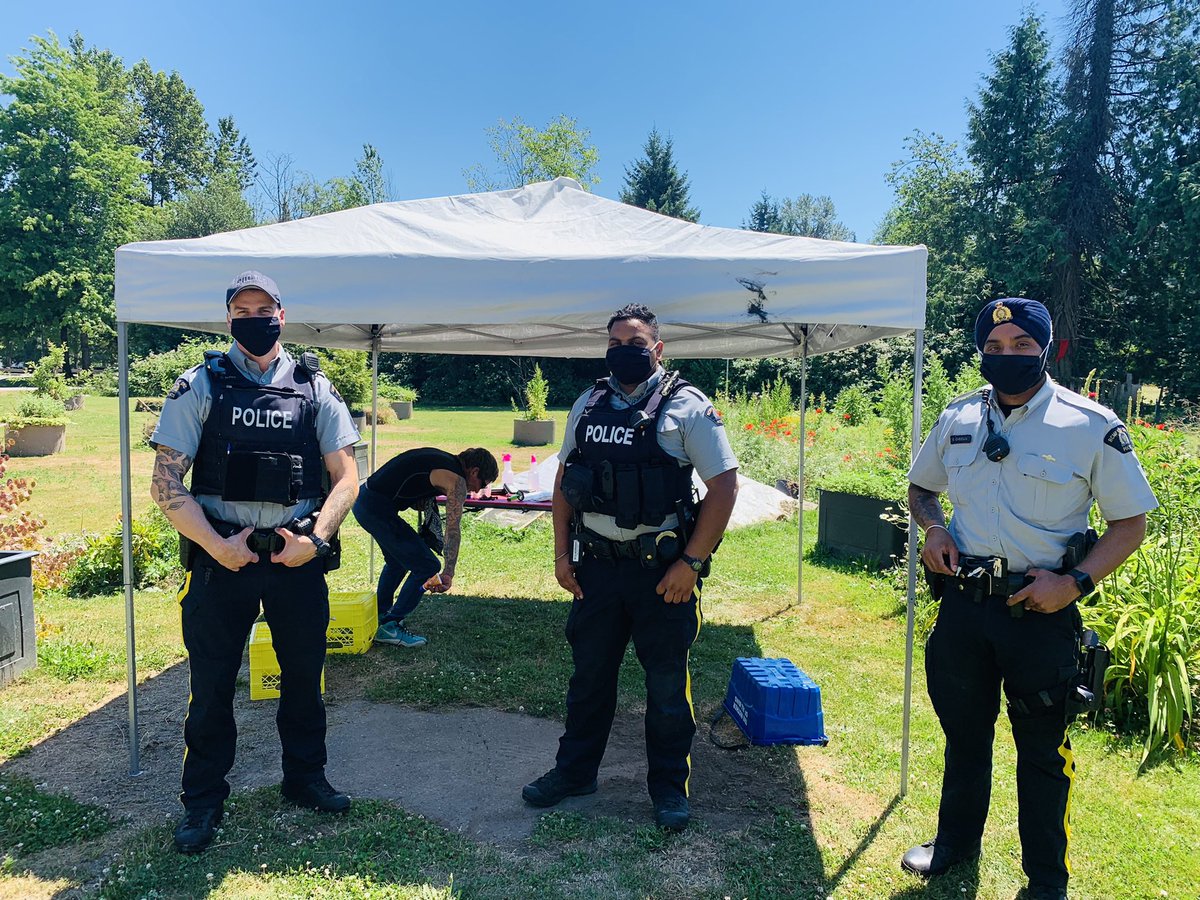 EngagedCommuni2's tweet photo. Day three of #KeepOurCool and we had some visitors from the @SurreyRCMP who stopped by after having noticed our efforts. The heat is unrelenting but so is the abundance of community spirit evidenced by these officers who stayed as long as they could to simply listen. #Community https://t.co/ARcMzuWlid
