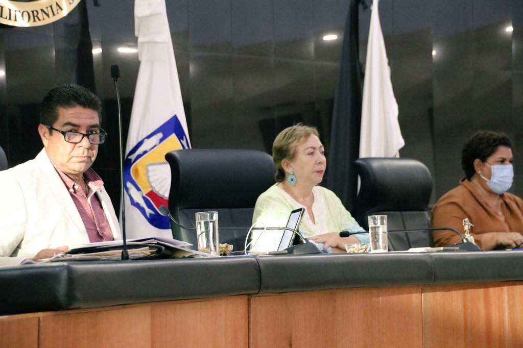 Al acercarse el término del periodo ordinario de sesiones de la presente legislatura, nos encontramos en sesión pública extraordinaria avanzando en temas de importancia para l@s ciudadan@s