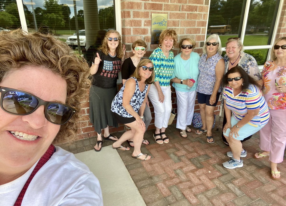 marietculver's tweet photo. “Congratulations!
Today is your day
You're off to great places
You're off and away!” -Dr. Seuss #JohnMirraDay #CelebrateLife #WeareFamily #Friends4Life  💙💙💙☀️😊 ⁦@vbschools⁩ #WindsorOaksReunion #lafamiglia https://t.co/ewrf3W5964
