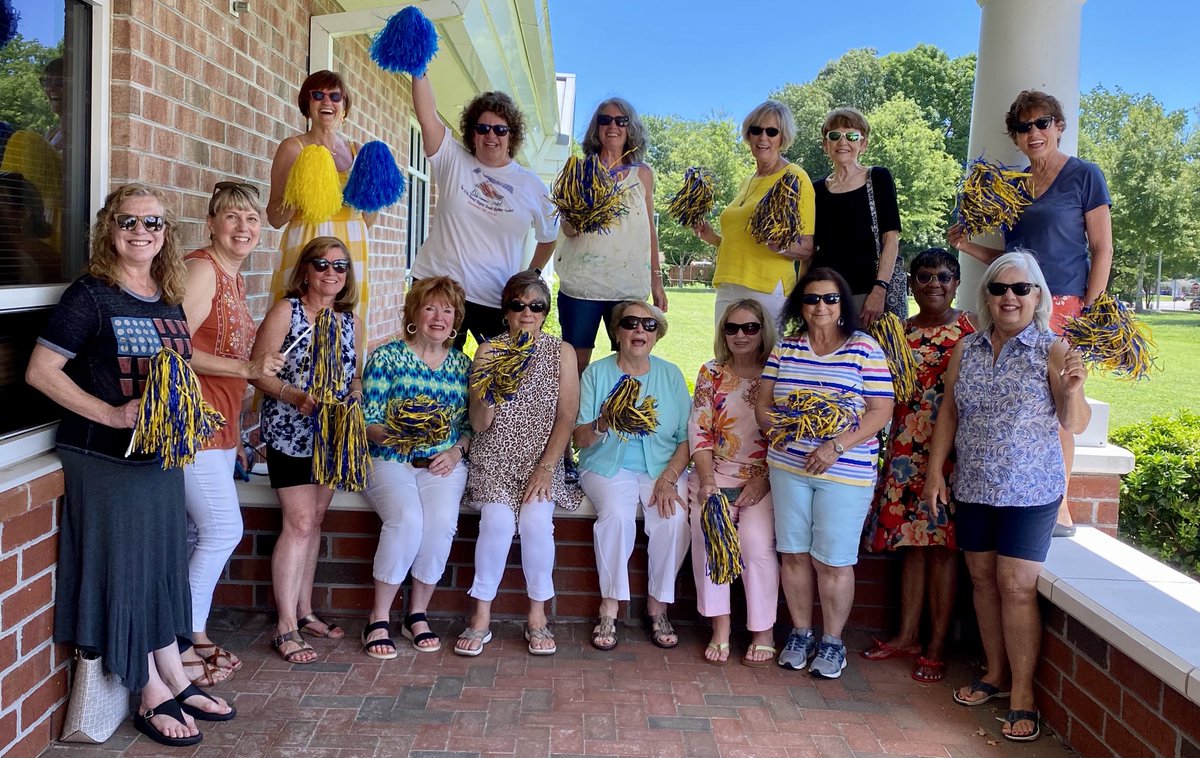 marietculver's tweet photo. “Congratulations!
Today is your day
You're off to great places
You're off and away!” -Dr. Seuss #JohnMirraDay #CelebrateLife #WeareFamily #Friends4Life  💙💙💙☀️😊 ⁦@vbschools⁩ #WindsorOaksReunion #lafamiglia https://t.co/ewrf3W5964